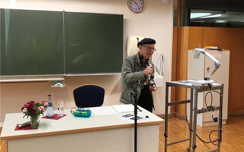 Walter Fischer besuchte als Gast die Klassen der zweijährigen Berufsfachschule an der Hilde-Domin-Schule. GB-Foto: gb