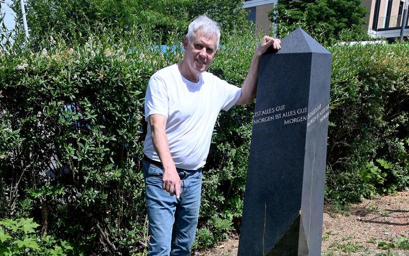 Walter Grandjot – hier am Werk von Thomas Dittus – führt über den Jerg-Ratgeb-Skulpturenpfad.GB-Foto: Holom