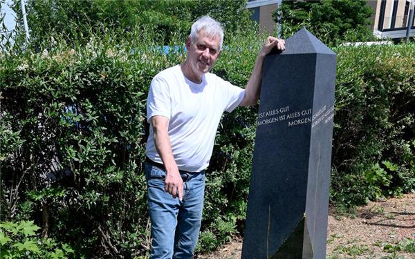 Walter Grandjot – hier am Werk von Thomas Dittus – führt über den Jerg-Ratgeb-Skulpturenpfad.GB-Foto: Holom