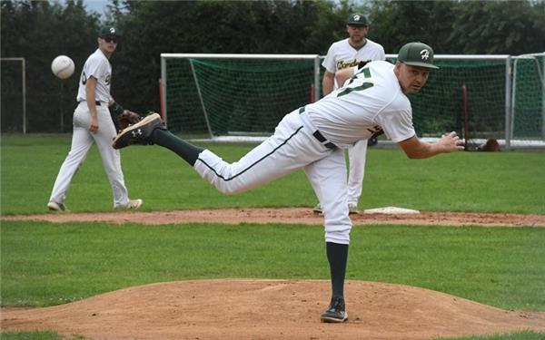 Wanderers-Pitcher Benjamin Burkhart mit vollem Einsatz. GB-Foto: Schittenhelm