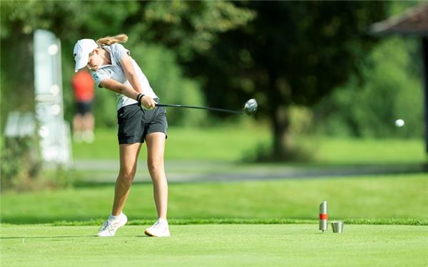 War diesmal das Maß der Dinge: Sara Nüßle (Herrenberg) gewinnt den Clubtitel. Foto: Sascha Walther/Sport-Px.de