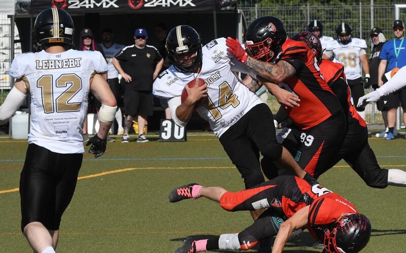 War kaum aus dem Gleichgewicht zu bringen: Bondorfs Quarterback Simon Stiegele (Nummer 14). GB-Foto: Schittenhelm