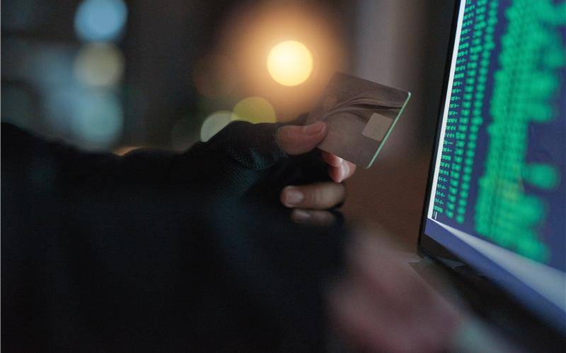 Warenagenten leiten Güter weiter, die mit betrügerisch erlangten Kreditkartendaten bezahlt wurden. GB-Foto: N Hiraman/peopleimages.com – stock.adobe.com