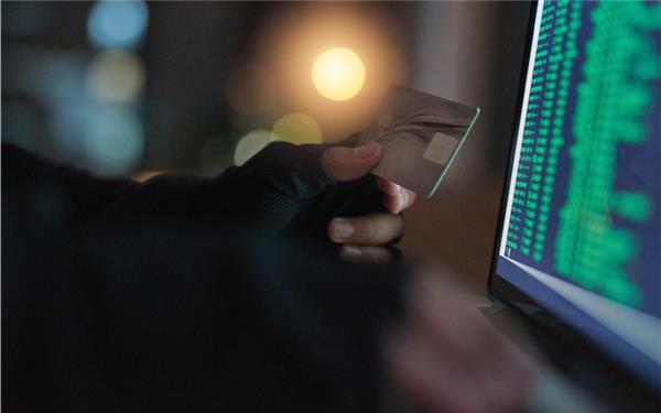 Warenagenten leiten Güter weiter, die mit betrügerisch erlangten Kreditkartendaten bezahlt wurden. GB-Foto: N Hiraman/peopleimages.com – stock.adobe.com