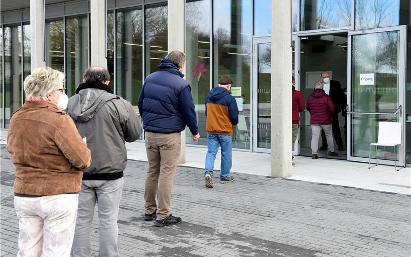 Warten vor dem Wahllokal: Hier in Nebringen war das der FallGB-Foto: Holom