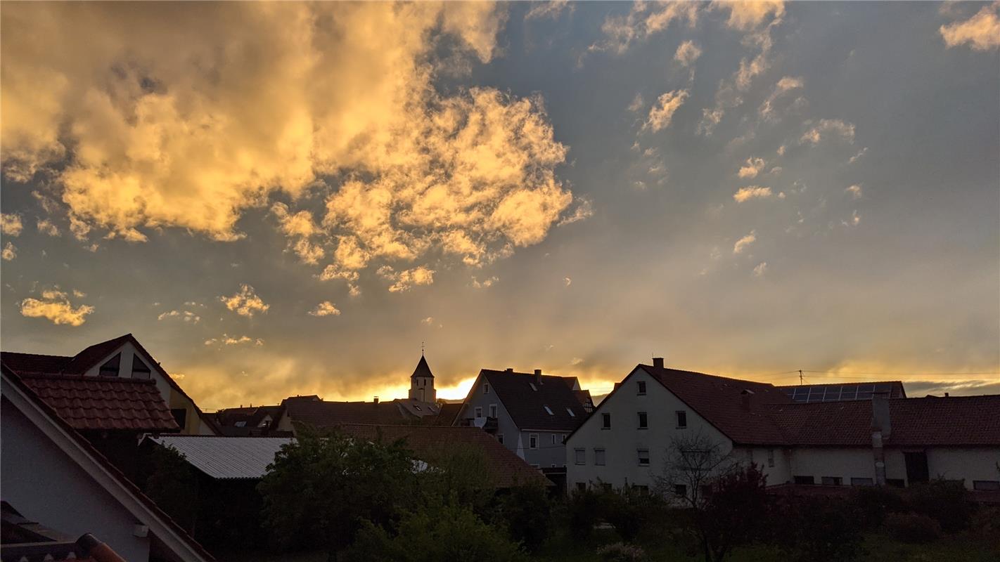 "Was für ein Abendhimmel!", schreibt Susanne Marquardt, die dieses Foto bei Gült...