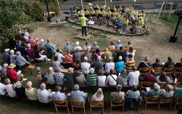 Was für ein Sommerabend: Open-Air-Konzert des Posaunenchors Deckenpfronn zum Thema „Elements“GB-Foto: Schmidt