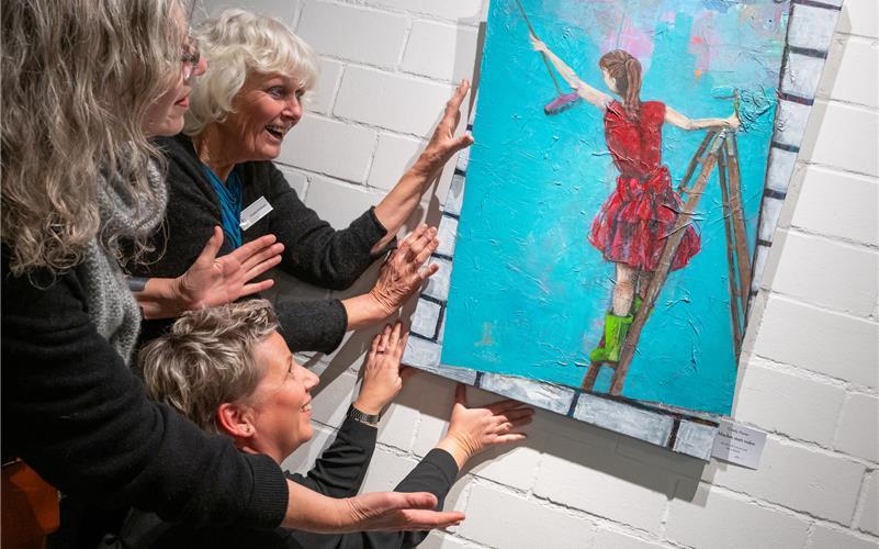 Was ist denn da in die Schräglage geraten? Darum jedenfalls dreht sich alles in der Jahresausstellung des Kunstvereins Herrenberg, unten im Bild Cindy Ponto (Urheberin des Werks „Machen statt reden“). GB-Foto: Vecsey