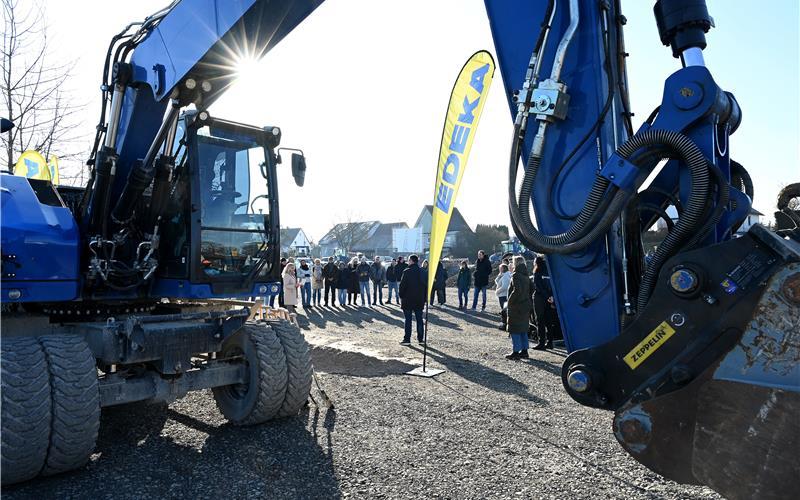 Was lange währt… am gestrigen Mittwoch konnte für den neuen Edeka-Markt der Spatenstich erfolgen. GB-Foto: Holom