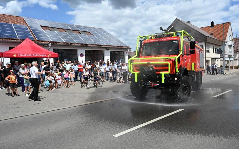 Was wie ein Überrollbügel aussieht, sind Wasserleitungen. Wasser aus allen Düsen schützt den Unimog, wenn er durchs Feuer fährt. Das Waldbrandlöschfahrzeug wurde im Rahmen eines kleinen Fests in Betrieb genommen. GB-Fotos: Reichert