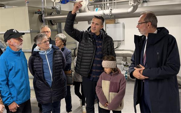 Wassermeister Christoph Lochner (in der Mitte des Bildes) erläuterte den Besuchern die moderne Technik im Gültlinger Wasserwerk.GB-Foto: Priestersbach