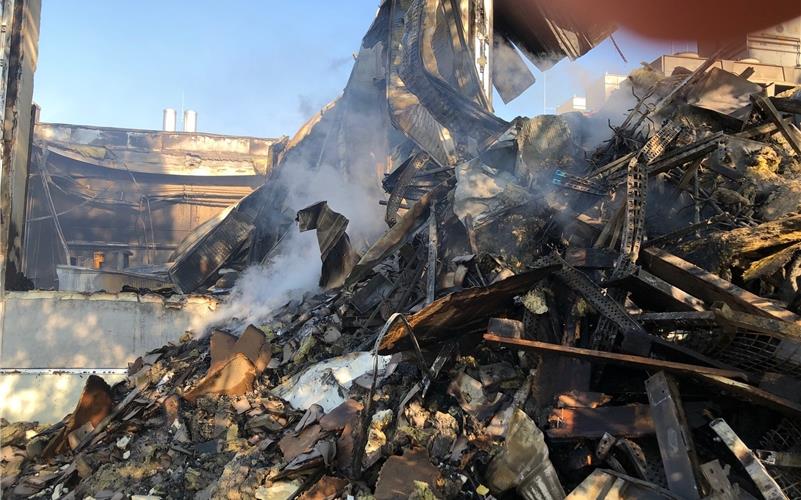 Nach Großbrand in Nebringen: Feuerwehr weiter im Einsatz