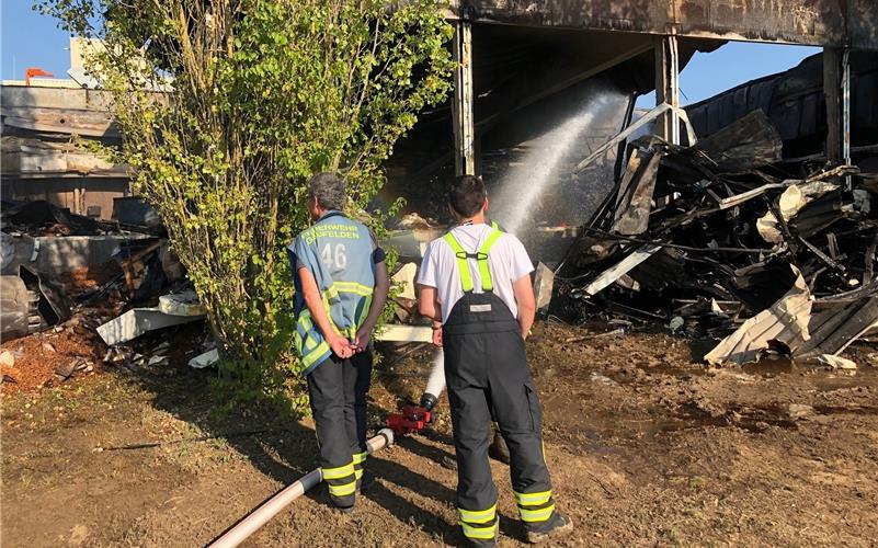 Nach Großbrand in Nebringen: Feuerwehr weiter im Einsatz