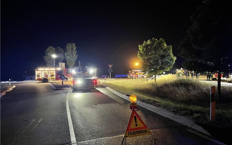 Drei Verletzte nach Überschlag am Kreisverkehr bei Kuppingen