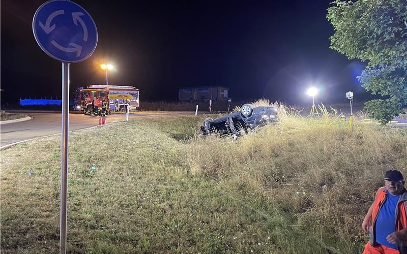 Drei Verletzte nach Überschlag am Kreisverkehr bei Kuppingen