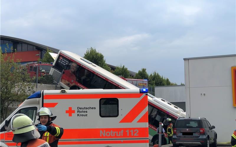 Linienbus stürzt nach Unfall in Aldi-Zufahrt - Fahrer schwer verletzt