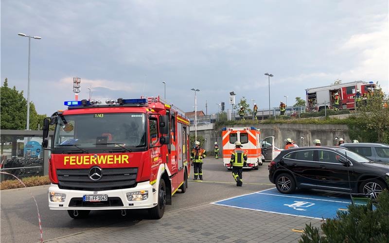 Linienbus stürzt nach Unfall in Aldi-Zufahrt - Fahrer schwer verletzt