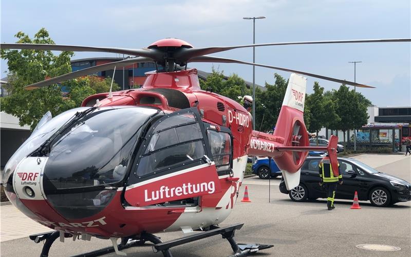 Linienbus stürzt nach Unfall in Aldi-Zufahrt - Fahrer schwer verletzt