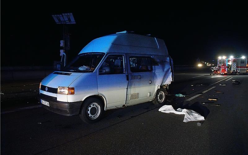 Unfall auf der A81: Vollsperrung und zwei schwer verletzte Menschen