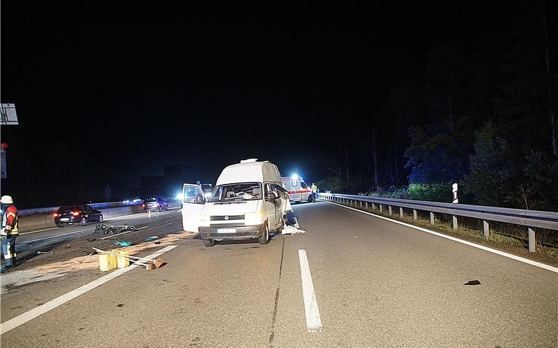 Unfall auf der A81: Vollsperrung und zwei schwer verletzte Menschen