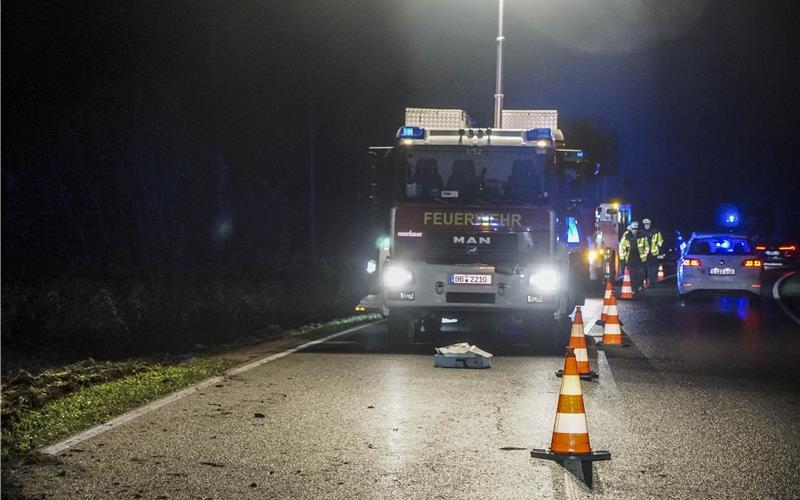 Räumungsarbeiten nach Lkw-Unfall auf der alten B28 zwischen Herrenberg und Jettingen dauern an