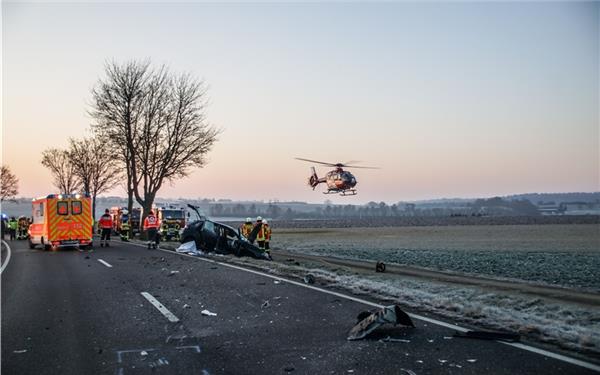 LKW und Auto auf der B 296 kollidiert
