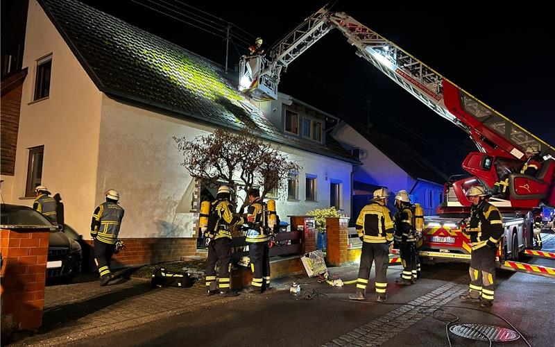 Brand in Öschelbronn fordert einen leicht Verletzten und 100 000 Euro Sachschaden