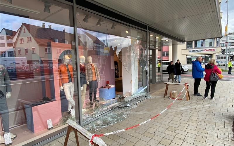 Opel landet nach Unfall in Zinser-Schaufenster