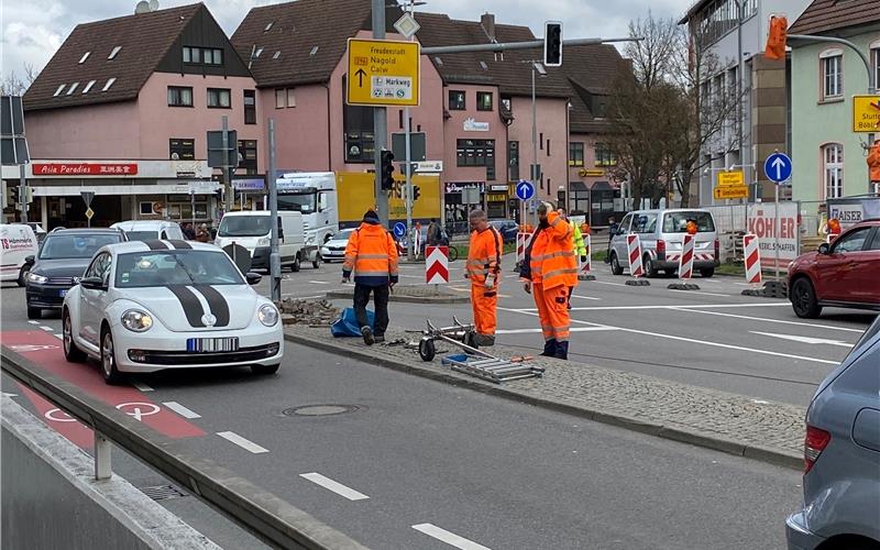 Opel landet nach Unfall in Zinser-Schaufenster