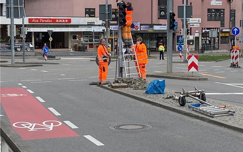 Opel landet nach Unfall in Zinser-Schaufenster
