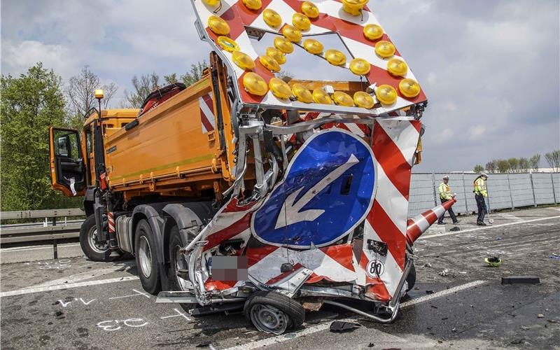 Tödlicher Unfall auf Autobahn A81 - Stau in Richtung Singen