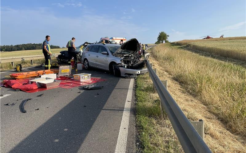 Drei Menschen verletzt: Rettungshubschrauber nach Unfall zwischen Oberjettingen und Sulz im Einsatz