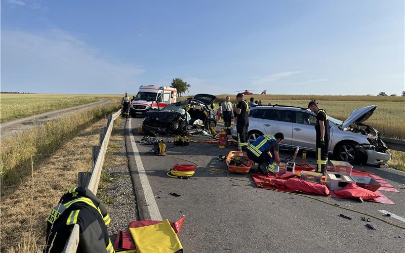 Drei Menschen verletzt: Rettungshubschrauber nach Unfall zwischen Oberjettingen und Sulz im Einsatz