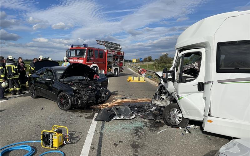 Mercedes kracht in Wohnmobil: Drei Menschen bei Unfall nahe Bondorf verletzt