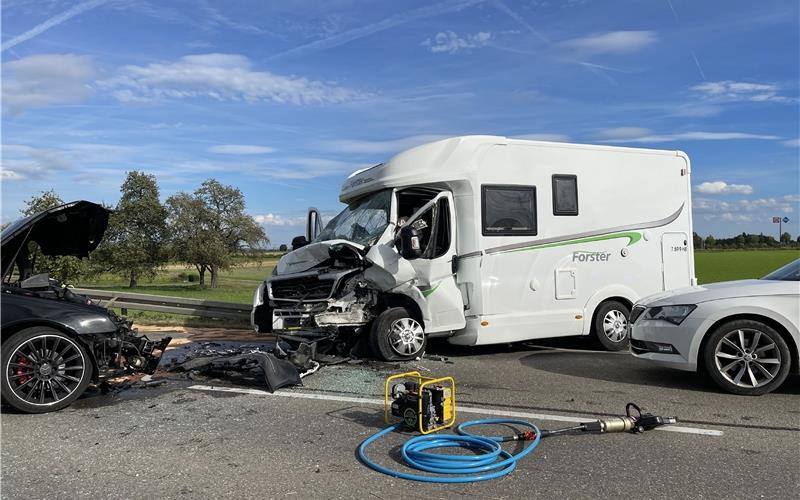 Mercedes kracht in Wohnmobil: Drei Menschen bei Unfall nahe Bondorf verletzt