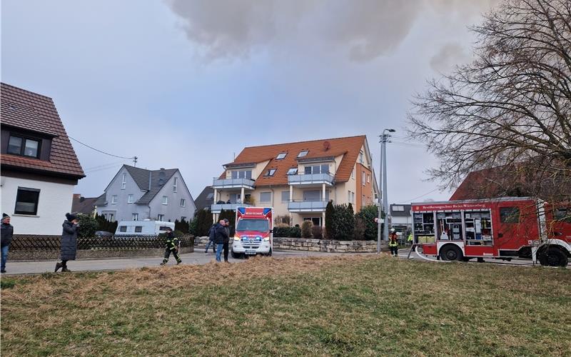 Zwei Gebäude in Gültstein stehen in Flammen