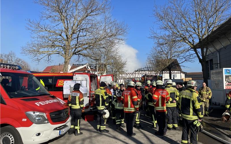 Zwei Gebäude in Gültstein stehen in Flammen