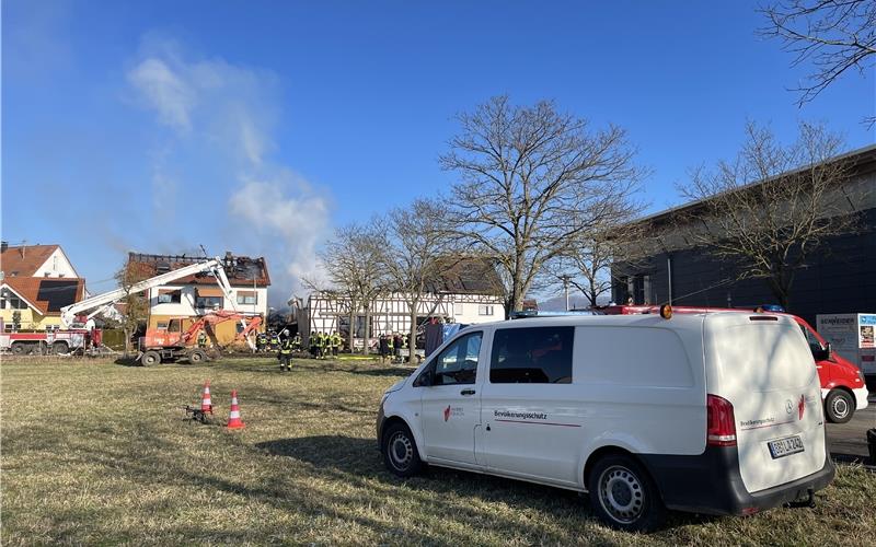 Zwei Gebäude in Gültstein stehen in Flammen