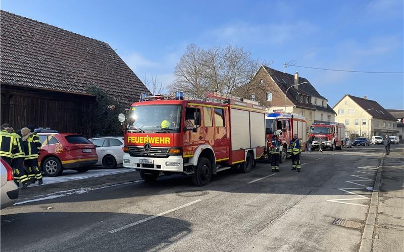 Zwei Gebäude in Gültstein stehen in Flammen