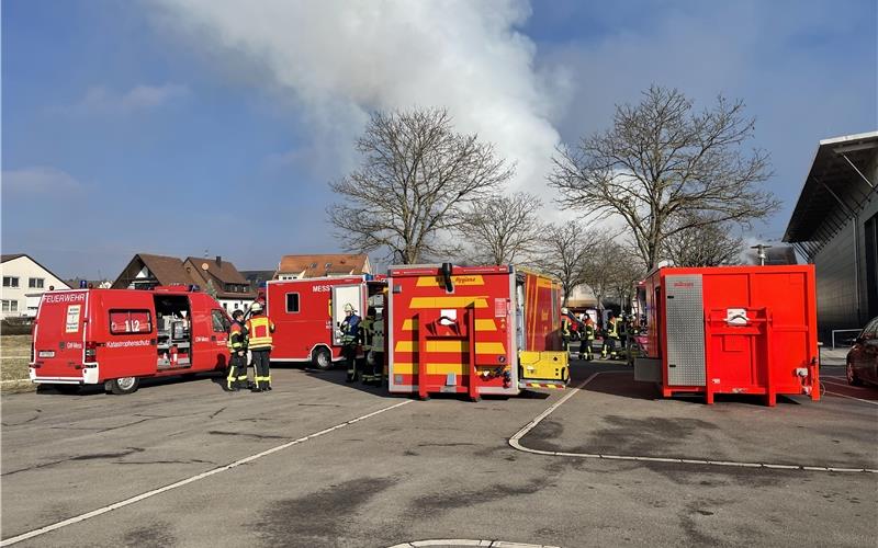 Zwei Gebäude in Gültstein stehen in Flammen
