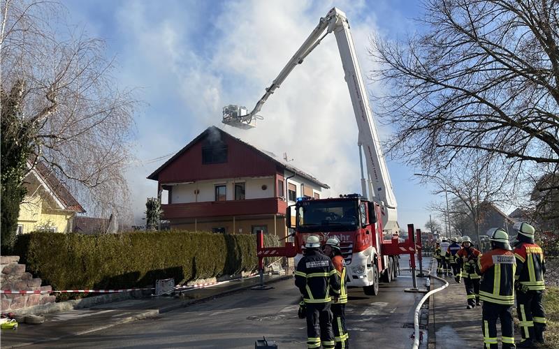 Zwei Gebäude in Gültstein stehen in Flammen