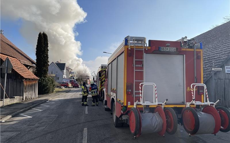 Zwei Gebäude in Gültstein stehen in Flammen