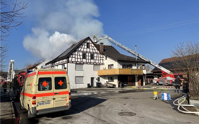 Zwei Gebäude in Gültstein stehen in Flammen
