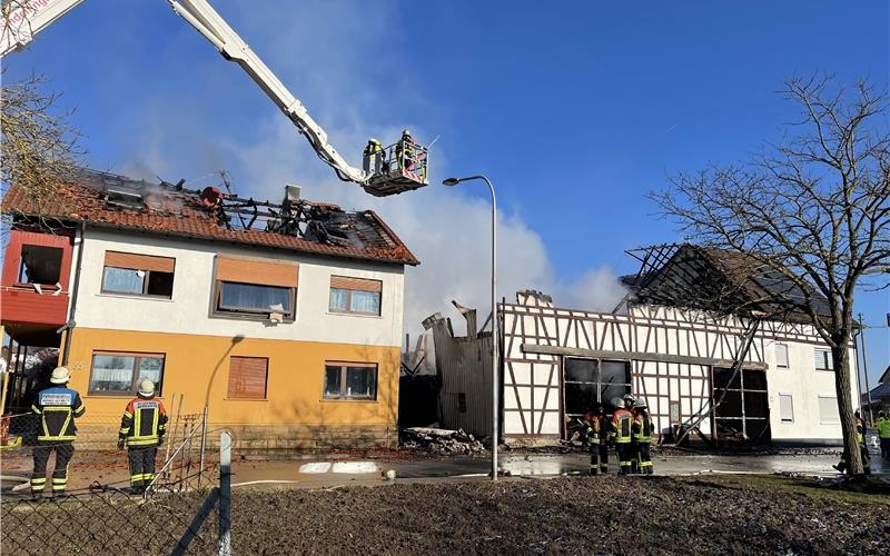 Zwei Gebäude in Gültstein stehen in Flammen