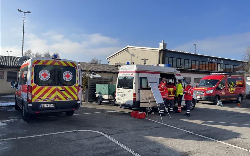 Zwei Gebäude in Gültstein stehen in Flammen