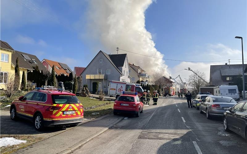 Zwei Gebäude in Gültstein stehen in Flammen