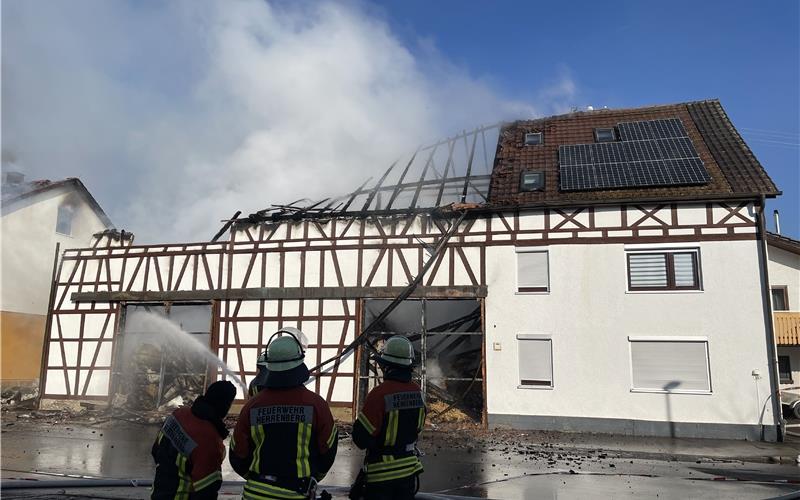 Zwei Gebäude in Gültstein stehen in Flammen