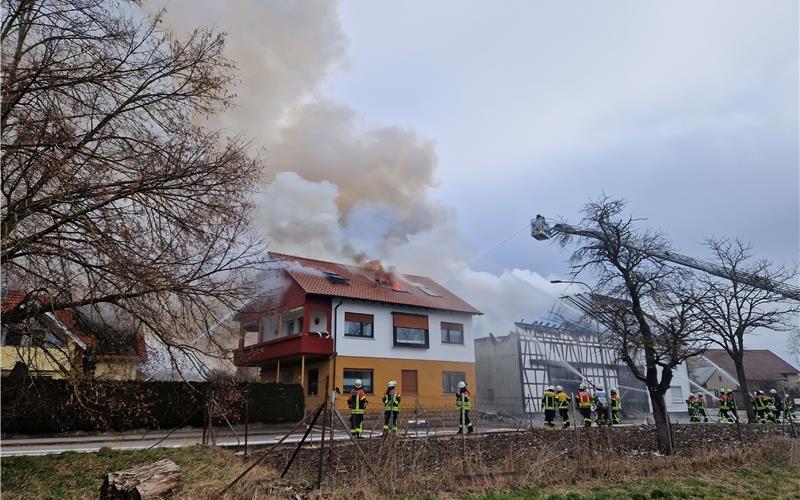 Zwei Gebäude in Gültstein stehen in Flammen