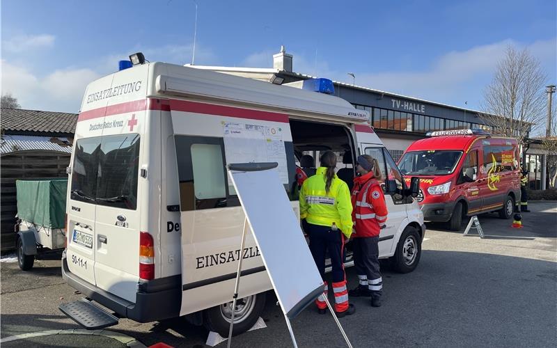 Zwei Gebäude in Gültstein stehen in Flammen