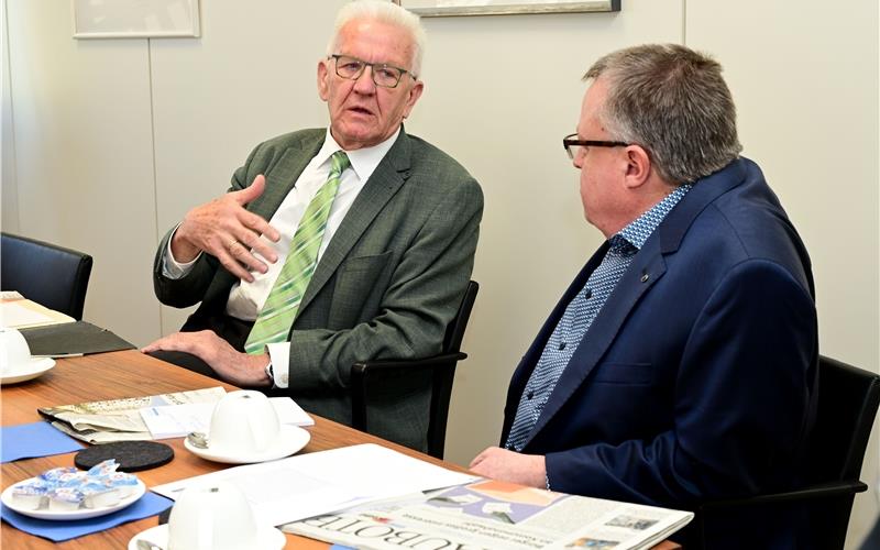 Erste Station des Kreisbesuchs: Ministerpräsident Winfried Kretschmann beim „Gäubote“ in Herrenberg